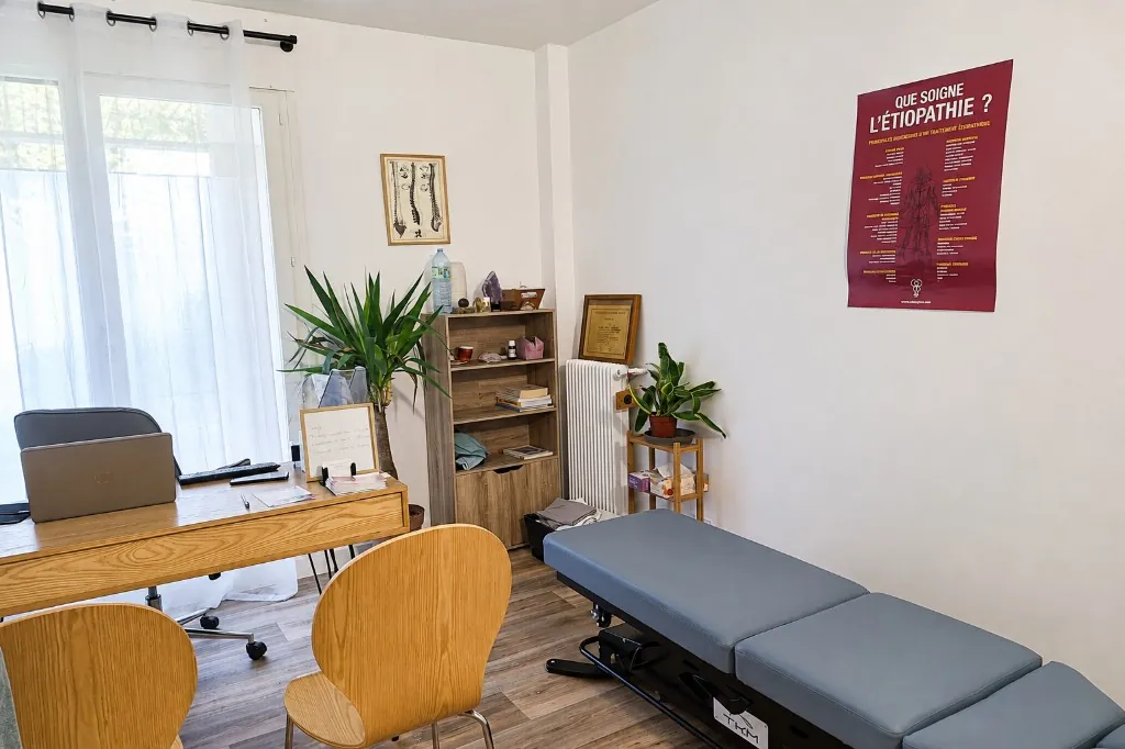 La salle de soin du cabinet : le bureau près de la fenêtre, la table de soin et l’affiche « Que soigne l’étiopathie ? »